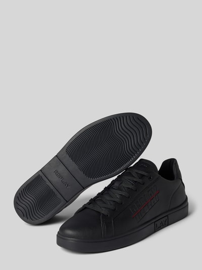 Produktfoto, czarne sneakersy z zaokrąglonym czubkiem, wiązanie, Wyhaftowane logo, Replay, Model 'POLYS', wysokość obcasa 3 cm, wysokość cholewki 6 cm, szerokość w rozmiarze 44: 7 cm