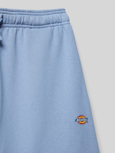 Dickies Szorty z dzianiny dresowej o kroju regular fit z nadrukiem z logo model ‘MAPLETON’ Błękitny 2