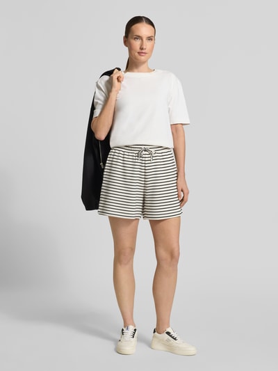 Kobiece modelka nosi szorty z wpuszczanymi kieszeniami od Jake*s Casual z mieszanki modalu z dodatkiem streczu, wysoki stan, elastyczny pas z troczkiem, szerokość w rozmiarze S: 39 cm, długość wewnętrzna nogawki w rozmiarze S: 13 cm, stylizacje casualowe, biało-czarne paski, gładka tekstura, widok całej sylwetki z przodu.