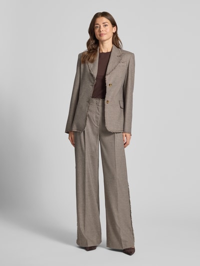Modelka nosi żakiet Slim Fit Blazer mit Pattentaschen Model 'TINTO FILO' od Liu Jo White, mieszanka wiskozy, krój slim fit, kołnierz z połami, zapięcie na guzik, kieszenie z patką, długość tyłu w rozmiarze 36: 66 cm, szerokość w rozmiarze 36: 44 cm, długość rękawów w rozmiarze 36: 64 cm, odcienie brązu, prostokątne kształty, tekstura gładka, widok całej sylwetki od przodu.