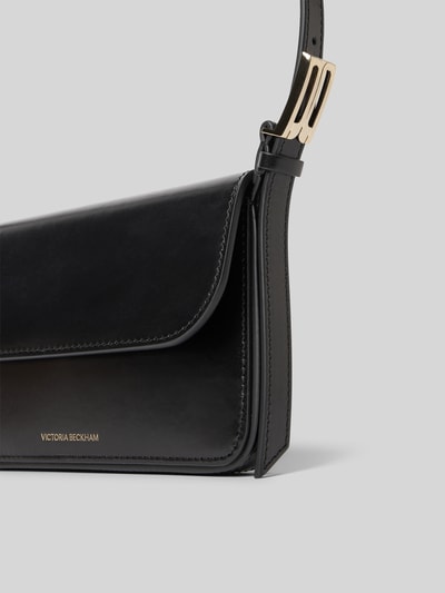 Produktfoto, Pocket Bag mit Überschlag von Victoria Beckham in Schwarz mit Hauptfach, Magnetverschluss, verstellbarem Schulterriemen, Label-Print in metallic, Ziernähte, Maße ca. 20x12x2 cm