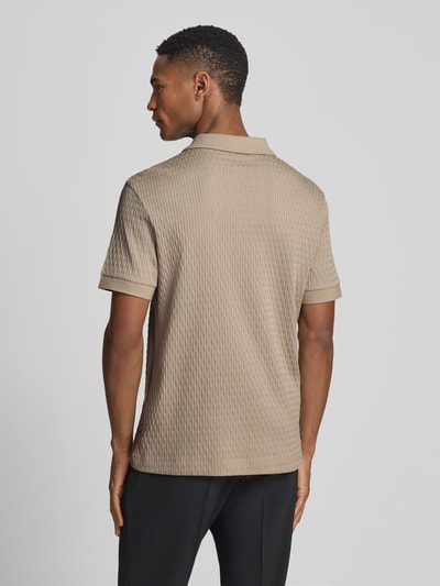 Männermodel trägt Regular Fit Poloshirt mit V-Ausschnitt Modell 'Rauljose' von JOOP! Collection, Strukturmuster, Reine Baumwolle, Ganzkörperansicht Rückansicht.