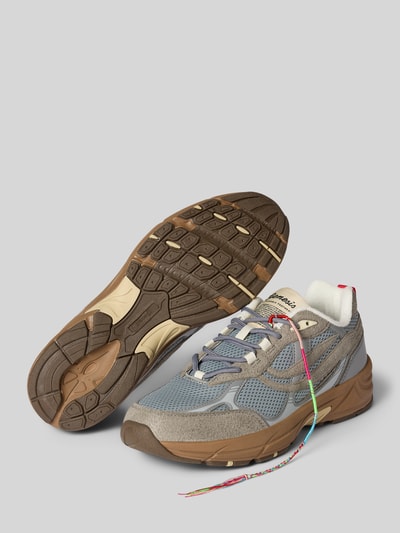Produktfoto, Sneaker mit Label-Detail Modell 'Eco`99' von Genesis in Grau und Braun, Mesh-Oberfläche, Abgerundete-Spitze, Schnürung, Herren, Absatzhöhe: 5 cm, Schafthöhe: 7 cm, Schaftweite: 8 cm