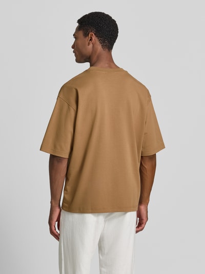 Männermodel trägt Relaxed Fit T-Shirt mit Rundhalsausschnitt von JAKE*S STUDIO MEN, Reine Baumwolle, kurzärmelig, Rückenlänge 67 cm, Ganzkörperansicht Rückansicht.