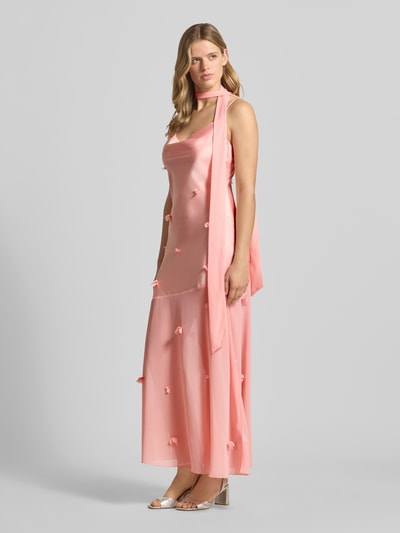 Frauenmodel trägt Maxikleid mit floralem Besatz von Gina Tricot in Satin, Körpernahe Passform, Wasserfall-Ausschnitt, Spaghetti-Träger, Ganzkörperansicht von vorne.