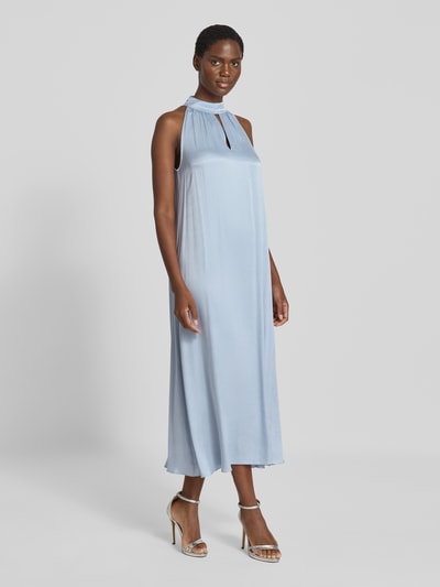 Frauenmodel trägt Midikleid aus Viskose-Mix mit Neckholder von Jake*s Collection in Hellblau, Straight Fit, Cut Out, Ganzkörperansicht von vorne.