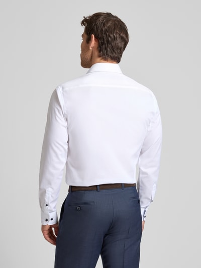 Männermodel trägt Slim Fit Business-Hemd aus Reine Baumwolle mit Kentkragen und Knopfleiste von ETERNA, Ganzkörperansicht Rückansicht. Rückenlänge bei Größe 40: 80 cm, Schulterbreite: 45 cm, Ärmellänge: 70 cm.