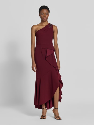 Vrouwenmodel draagt Midikleid met Ziersteinbesatz van Adrianna Papell in bordeaux, elastische materiaalmix, getailleerde pasvorm, met ruches, one-shoulder design, ruglengte maat 36: 110 cm, borstwijdte maat 36: 40 cm, geheelbeeld van voren.