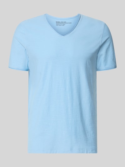 Produktfoto, hellblaues T-Shirt mit V-Ausschnitt und Rollsaum von MCNEAL, aus Reine Baumwolle, Regular-Fit, Rückenlänge 81 cm bei Größe M.
