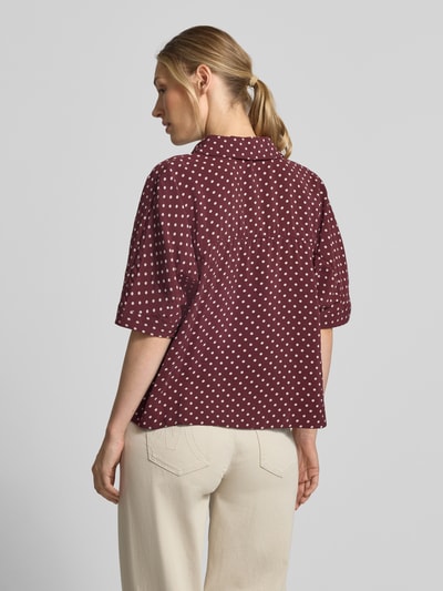 Vrouwenmodel draagt Regular fit blouse met korte mouwen van modalmix model 'Farise polkadot' van OPUS, dames, bordeauxrood met witte polkadots, rugaanzicht