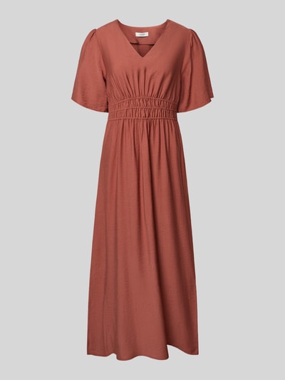 Produktfoto, Maxikleid aus Viskose-Mix mit V-Ausschnitt Modell 'Iggy' von B.Young in terrakotta, taillierte Passform, Falten-Optik