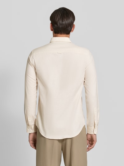 Mannelijk model draagt Slim Fit Freizeithemd aus katoenmix van Matinique, effen lichtbeige, borstzak, button-downkraag, met lange mouwen, knoopsluiting, ruglengte bij maat M 78 cm, schouderbreedte 45 cm, mouwlengte 66 cm, Ganzkörperansicht Rückansicht.