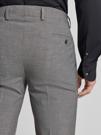 Männermodel trägt Regular Fit Anzugjacke mit Viskose-Anteil von HECHTER PARIS, grauer Stoff, feine Struktur, Detailaufnahme Rückansicht. Herren Anzugjacke, elastischer Material-Mix, Reverskragen, Brusttasche, Doppelknopfleiste, Bundweite 44 cm.