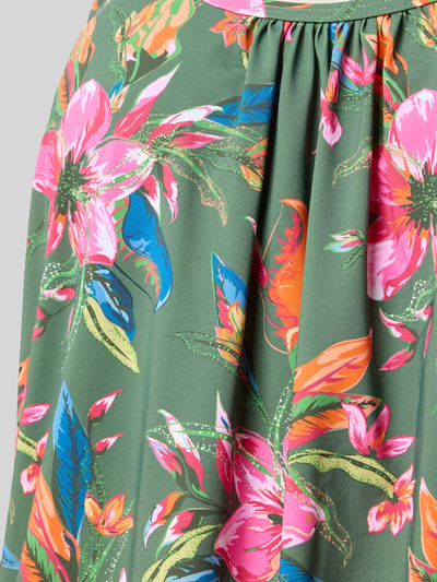 Frauenmodel trägt Tankini-Top im Allover-Look Modell 'Malia' von LASCANA mit grün-buntem Blumenmuster, Material-Mix mit Stretch-Anteil, lockere Passform, Rundhalsausschnitt, Detailaufnahme.