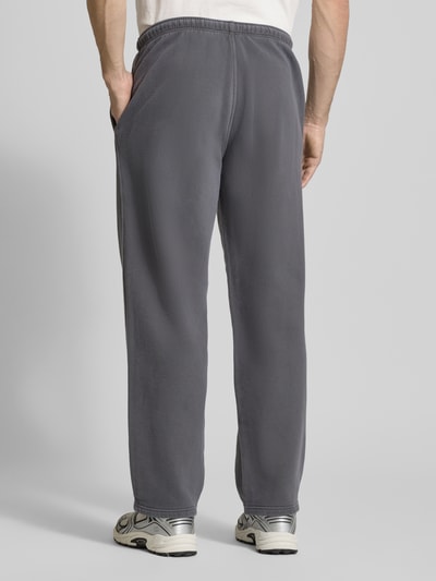 Männermodel trägt Sweatpants aus Baumwolle Modell 'PLIZZY' von American Vintage, Gerader-Schnitt, Label-Detail, Ganzkörperansicht Rückansicht.