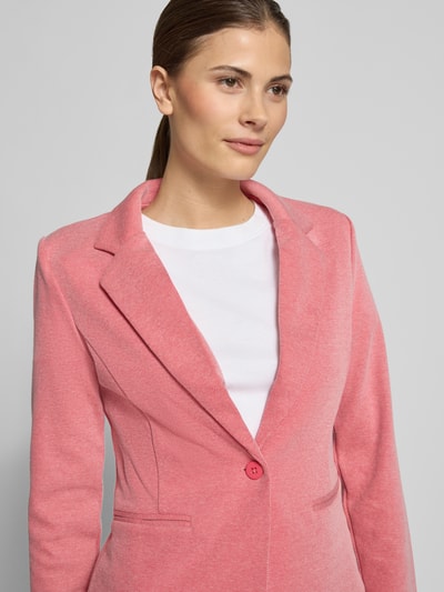 Frauenmodel trägt Regular Fit Blazer mit Reverskragen Modell 'Kate' von ICHI in Rosa, Baumwoll-Mix, Nahaufnahme Oberkörper.