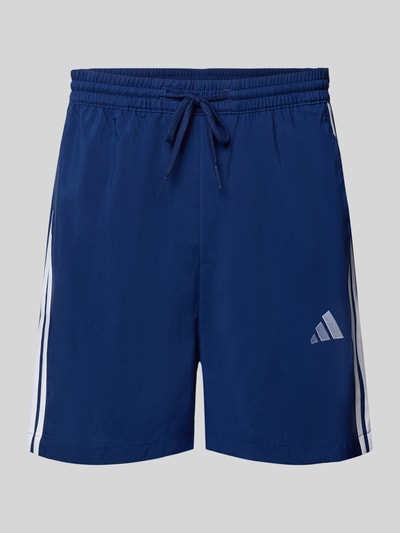 Produktfoto, Regular Fit Sport-Shorts mit elastischem Bund von adidas Sportswear in Dunkelblau, weiße Kontraststreifen, elastischer Bund, seitliche Eingrifftaschen