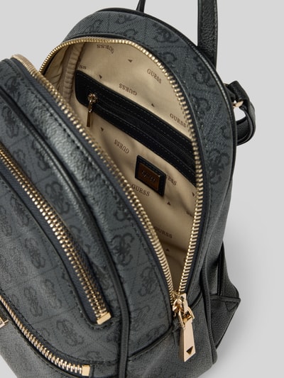 Produktfoto, Rucksack mit Allover-Logo-Print Modell 'MANHATTAN' von Guess in Leder-Optik mit Reißverschluss, Reißverschlusstaschen, Hauptfach, schmale Schulterriemen, Maße 21x27x13 cm, Damen Accessoire
