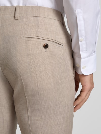 Männermodel trägt Slim Fit Anzughose mit Woll-Anteil Modell 'Blayr' von JOOP! Collection, Material-Mix, Detailaufnahme Rückansicht.