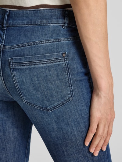 Frauenmodel trägt Culotte im 5-Pocket-Design von Christian Berg Woman aus Baumwoll-Mix mit Stretch-Anteil, Detailaufnahme Rückansicht.