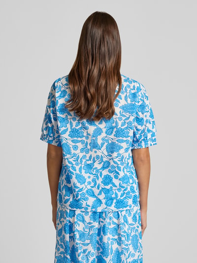 Frauenmodel trägt Bluse mit elastischen Ärmelabschlüssen von More & More aus Reine Baumwolle, Regular-Fit, Serafino-Kragen, Ganzkörperansicht Rückansicht.