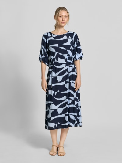 Frauenmodel trägt Damen Midikleid aus Reine Viskose von Soyaconcept Modell 'CHANISE' im A-Linie Allover-Look mit Rundhalsausschnitt, navy und hellblau, Rückenlänge 119 cm, Brustweite 48 cm, Ärmellänge 28 cm, Ganzkörperansicht von vorne.