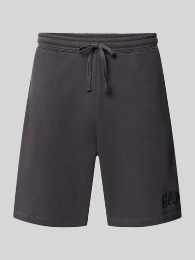 Produktfoto, gerade geschnittene Straight Fit Shorts mit Logo-Stitching Modell 'Heritage' von GAP aus dunkelgrauem Baumwoll-Mix, elastischer Bund mit Tunnelzug, sichtbare Struktur, Bundweite 46 cm, Innenbeinlänge 22 cm.