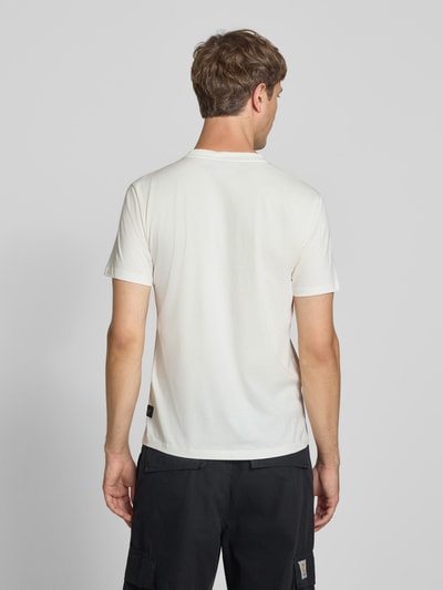 Männermodel trägt T-Shirt mit Rundhalsausschnitt und Logo von Replay in Weiß, reine Baumwolle, Slim Fit, Rückenlänge 71 cm, Ganzkörperansicht Rückansicht.