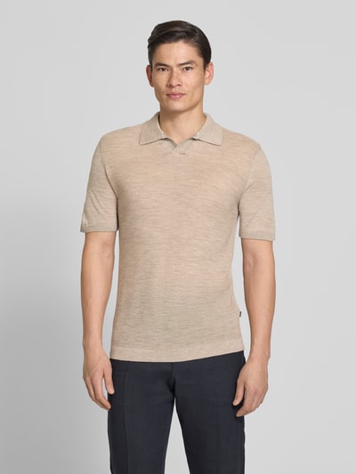 Mannenmodel draagt Slim Fit Poloshirt aus Schurwolle mit Strukturmuster van MAERZ Muenchen in beige, pure wol, V-hals, ganzkörperaanzicht van voren.