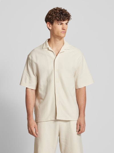 REVIEW Koszula casualowa o kroju relaxed fit z fakturowanym wzorem Écru 4