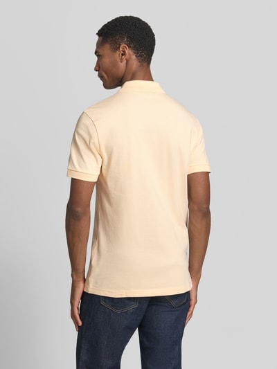 Męski model nosi Slim Fit Poloshirt aus Baumwoll-Mix Modell 'PASSENGER' von BOSS Orange, efekt: jednolity kolor, krój slim fit, naszywka z logo, kołnierzyk polo, zapięcie na 2 guziki, krótki rękaw, mieszanka bawełny, Ganzkörperansicht Rückansicht.
