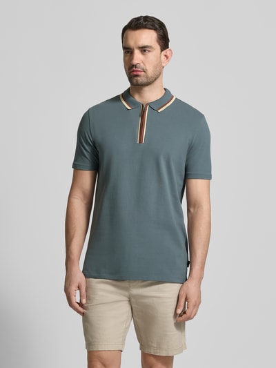Männermodel trägt Regular Fit Poloshirt mit Reißverschluss von PAUL SMITH, Baumwoll-Elasthan-Mix, grün, Kontraststreifen, Ganzkörperansicht von vorne.