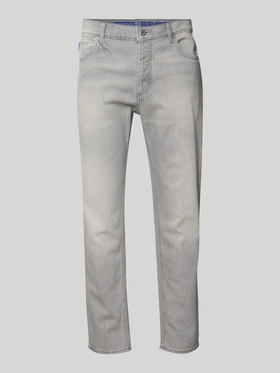 Produktfoto, Tapered Straight Fit Jeans aus Baumwoll-Mix Modell 'BRODY' von HUGO in grauer Denim-Optik mit 5-Pocket-Design, Label-Patch, Nieten und Twill-Struktur.
