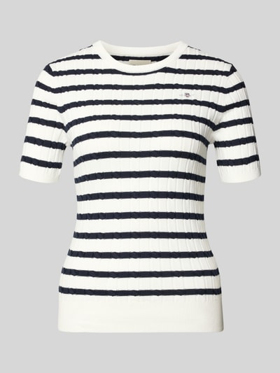 Produktfoto, Strickshirt mit Rundhalsausschnitt und Label-Stitching von Gant im Baumwoll-Mix mit Stretch-Anteil, Slim Fit, Ripp-Optik, weiße Grundfarbe mit schwarzen Streifen.