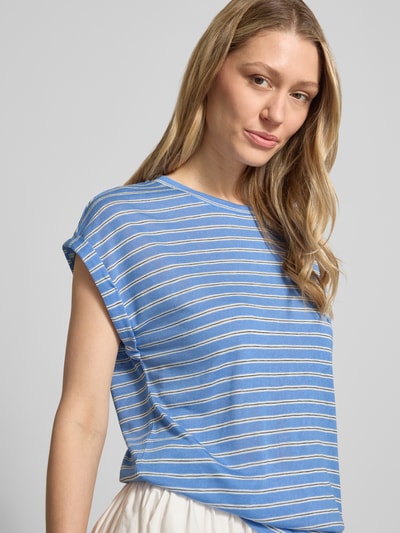 Vrouwenmodel draagt Relaxed Fit T-shirt aus Viskose-Mix van Tom Tailor Denim in lichtblauw met witte strepen, Nahaufnahme bovenlichaam.