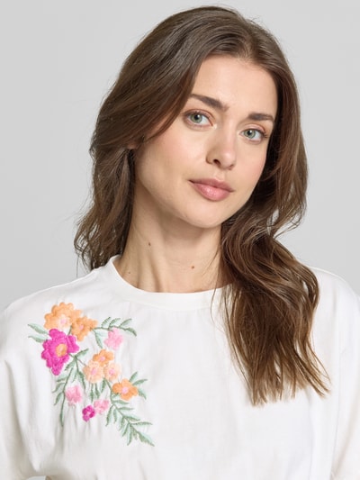 Frauenmodel trägt Regular Fit T-Shirt mit floralem Stitching Modell 'Fabian' von YAS, Baumwolle, Nahaufnahme Oberkörper.