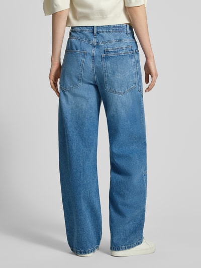 Vrouwenmodel draagt Relaxed Jeans met opgestikte zakken van JAKE*S STUDIO WOMAN, relaxed fit, puur katoen, deelnaden, achteraanzicht full body.