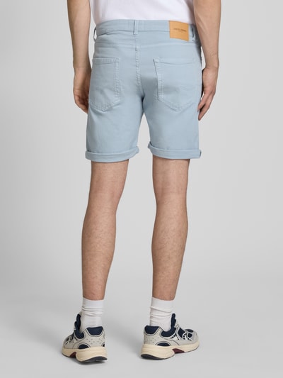 Männermodel trägt Jeansshorts mit Umschlag und Eingrifftaschen Modell 'RICK ALLEN' von Jack & Jones in Hellblau, Regular Fit, Baumwoll-Elasthan-Mix, Bundweite 43 cm, Innenbeinlänge 20 cm, Ganzkörperansicht Rückansicht.