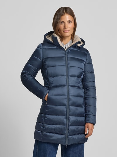 Frauenmodel trägt Steppmantel mit abnehmbarer Kapuze Modell 'CLELIA' von Save The Duck in Dunkelblau, glatte Textur, Ganzkörperansicht von vorne.