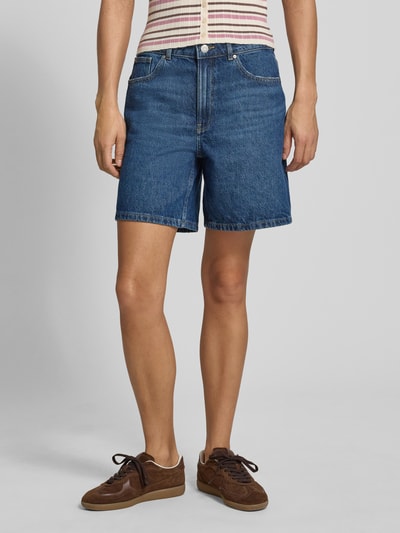 Frauenmodel trägt Jeansshorts mit Eingrifftaschen von REVIEW, Reine Baumwolle, Regular-Fit, Knopf-Reißverschluss, Ganzkörperansicht von vorne.