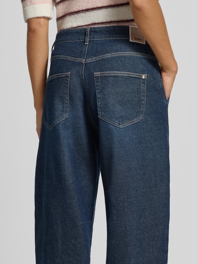 Kobiece modelka nosi granatowe jeansy Barrel Jeans aus Baumwoll-Mix Modell 'MEGAN S' od Brax, damskie jeansy, widok całej sylwetki z tyłu