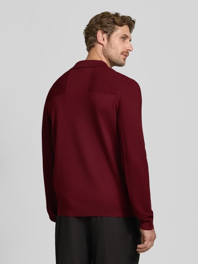 Männermodel trägt Relaxed Fit Poloshirt mit Woll-Anteil Modell 'KN_Momentum-X PL' von BOSS, dunkles Rot, glatte Textur, Ganzkörperansicht Rückansicht, Herren Poloshirt von BOSS Green