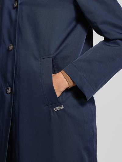 Kobiece model prezentuje Regular Fit Płaszcz z kołnierzem z połami model 'Miracle' od CINQUE, mieszanka bawełny, wpuszczane kieszenie, aplikacja z logo, listwa guzikowa, zbliżenie na górną część tułowia