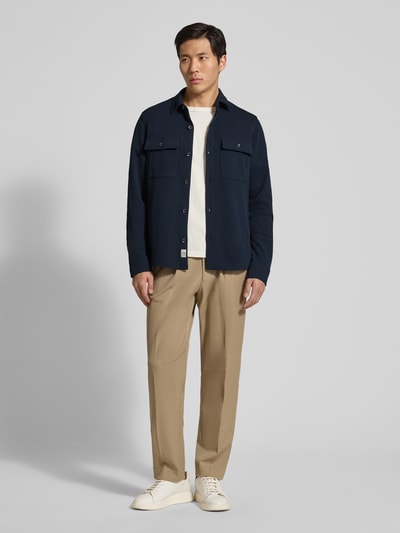 Männermodel trägt Regular Fit Hemdjacke mit Brusttaschen von Lerros in Dunkelblau mit Kentkragen und Knopfleiste, Ganzkörperansicht von vorne. Rückenlänge bei Größe M beträgt 70 cm.