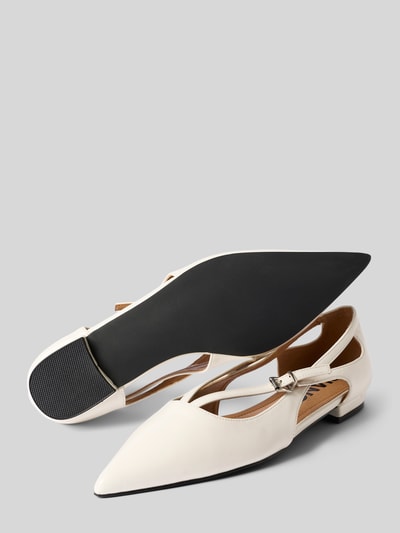Produktfoto, Ballerinas mit Cut Outs Modell 'BIABARI' von BIANCO in spitz zulaufender Form, Riemen mit Dornschließe, strukturierte Sohle, flacher Absatz, Absatzhöhe: 2 cm, Schafthöhe: 7 cm, Schaftweite: 5 cm, cremefarben mit glatter Oberfläche.