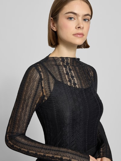Frauenmodel trägt Longsleeve mit Stehkragen Modell 'Zahara' von OH APRIL, semitransparentes Material-Mix mit Stretch-Anteil, Slim Fit, Nahaufnahme Oberkörper.