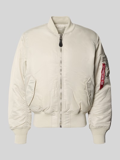 Produktfoto, Regular Fit Bomberjacke mit Stehkragen Modell 'Heritage' von Alpha Industries in Beige mit Reißverschluss, Pattentaschen, elastischen Abschlüssen, Rückenlänge 63 cm, Schulterbreite 50 cm, Brustweite 57 cm