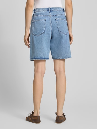 Frauenmodel trägt Relaxed Fit Jeansshorts aus Baumwoll-Mix Modell 'HOPE' von Only in Denim-Optik mit Label-Prägung, 5-Pocket-Design, elastischem Bundabschluss mit Tunnelzug, Verschluss mit Knopf und verdecktem Reißverschluss, Twill-Materialverarbeitung; Ganzkörperansicht Rückansicht.