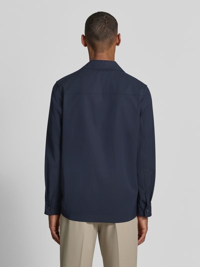 Männermodel trägt Relaxed Fit Hemdjacke mit Viskose-Anteil Modell 'Malte' von CINQUE in Dunkelblau, glatte Textur, Ganzkörperansicht Rückansicht