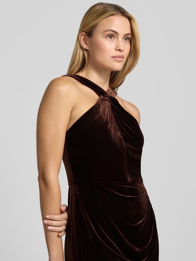 Frauenmodel trägt Abendkleid aus Samt von Adrianna Papell in Dunkelbraun, körpernahe Passform, ärmellos, elastischer Material-Mix, Nahaufnahme Oberkörper.